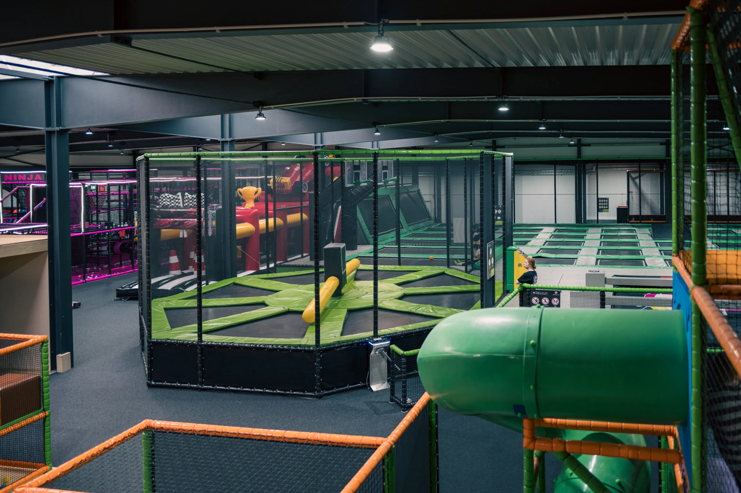 Blick in den Fun Fusion Wetzlar mit Trampolinflächen und angrenzenden Spielbereichen.